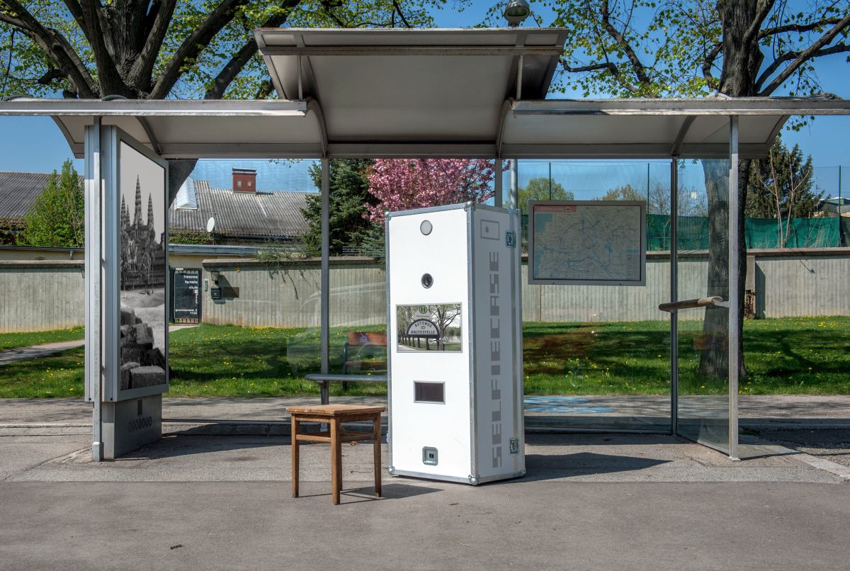 SelfieCase steht in einer Busstation.