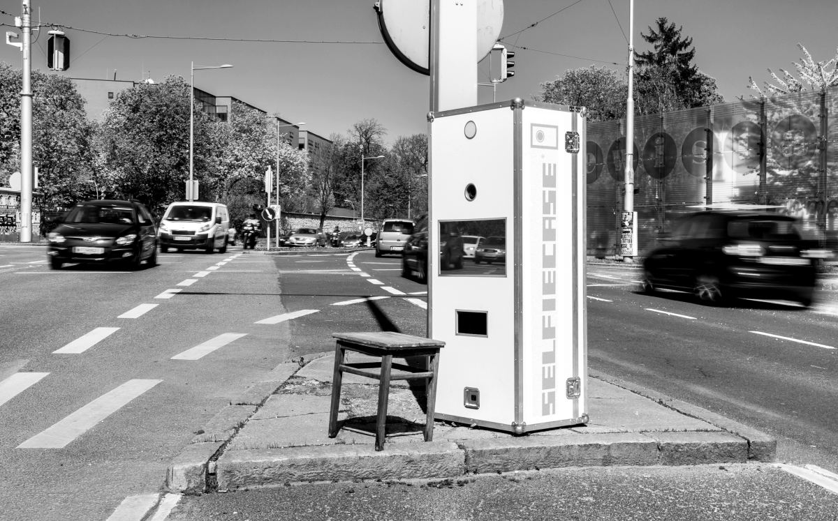SelfieCase steht mitten auf einer Kreuzung mit Verkehr.