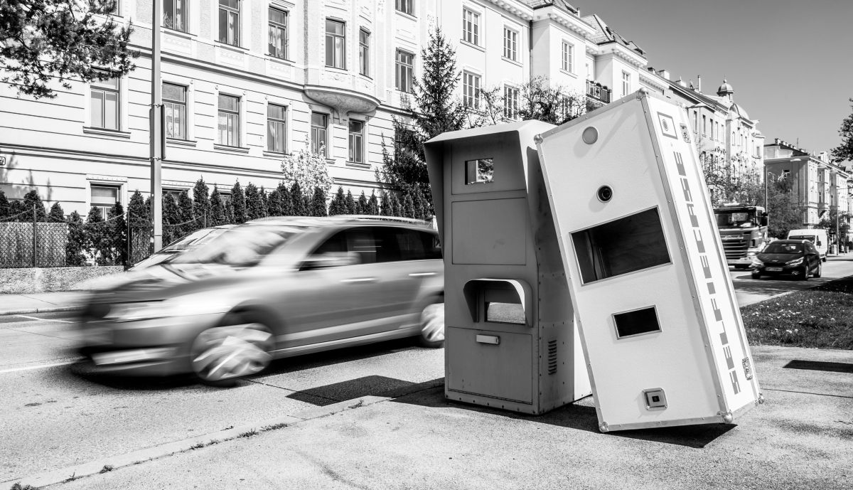 SelfieCase steht an eine Radarfalle gelehnt.