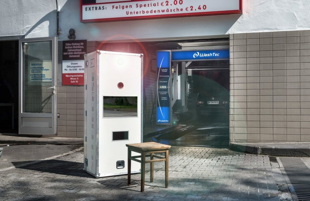 SelfieCase steht vor einer Autowaschstraße.