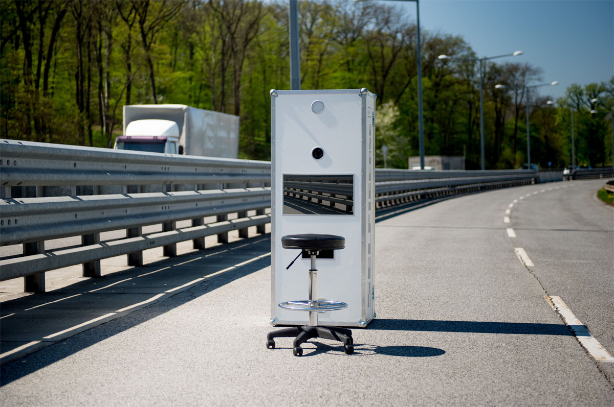SelfieCase steht mitten auf der Autobahn.